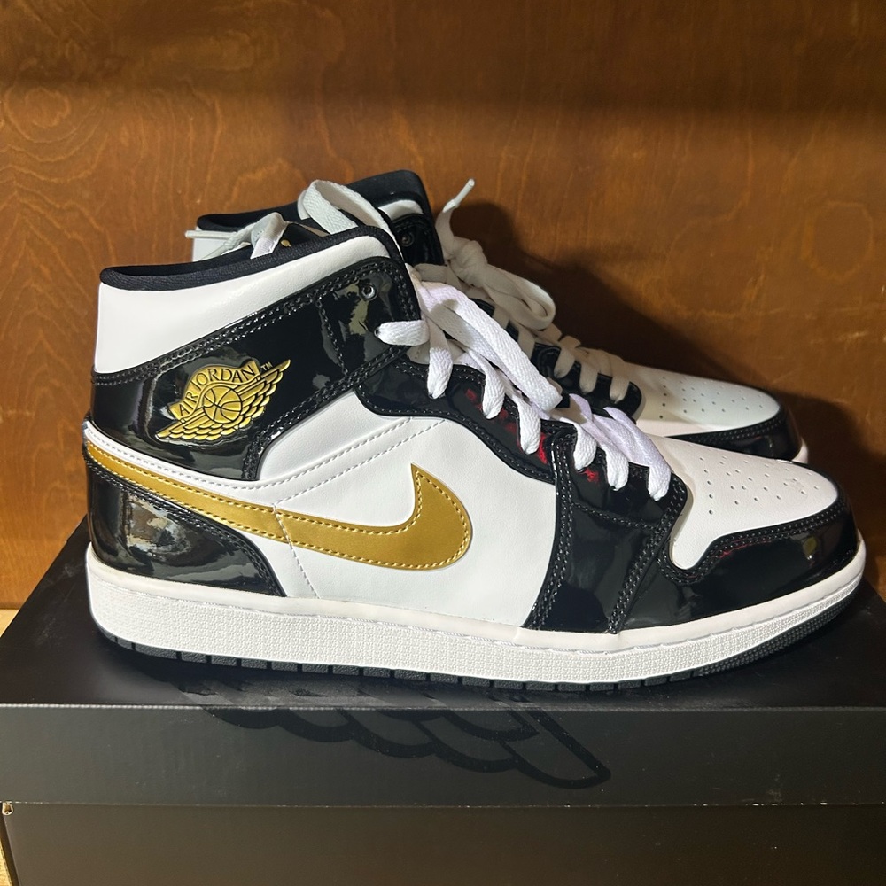 Jordan Athletic Shoes Black White Gold